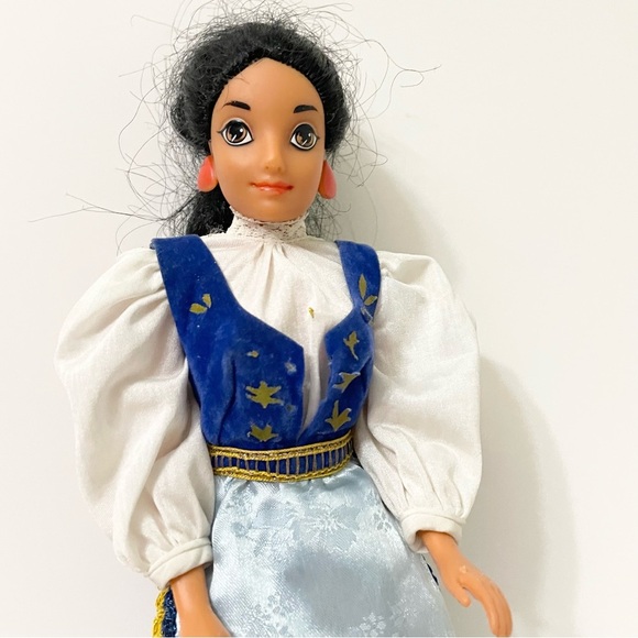 Vintage Aladdin Jasmine Doll in Barbie Icelandic Outfit - Picture 3 of 16